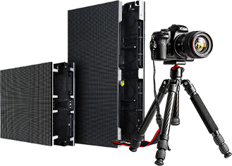Modules d'écran LED géant (panneaux vidéo) de différentes tailles et un appareil photo reflex professionnel monté sur trépied.