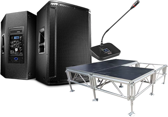 Deux enceintes de sonorisation professionnelles, un microphone de conférence sur pied et une structure de scène modulaire en métal pour événement.